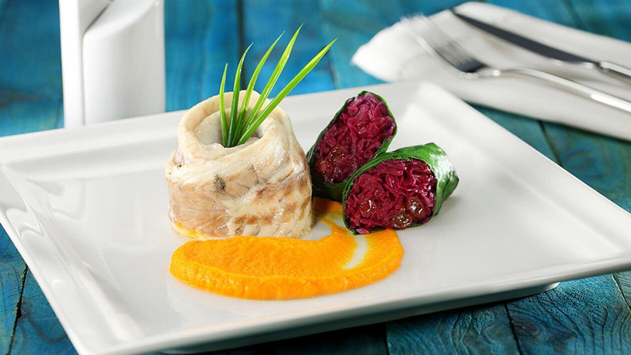 Havuç Püreli ve Kırmızı Lahanalı Dolma ile Levrek Havuç Püreli ve Kırmızı Lahanalı Dolma ile Levrek