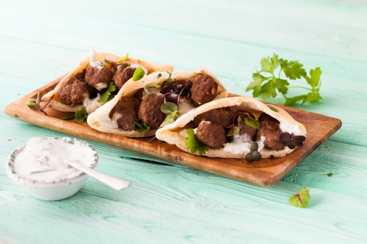 Humus Soslu Köfte Pita Patates Tava İle Humus Soslu Köfte Pita Patates Tava İle