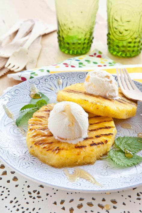 Izgara Ananas, Vanilya Dondurma Ve Karamelli Sos ile Izgara Ananas, Vanilya Dondurma Ve Karamelli Sos ile