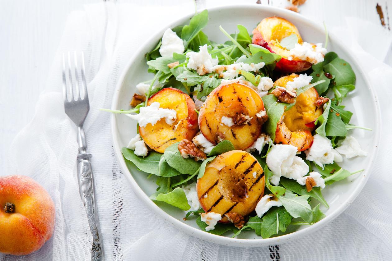 Izgara Şeftalili Yaz Salatası, Burrata Peyniri, Ceviz, Nar Ekşisi ve Roka Yaprakları ile Izgara Şeftalili Yaz Salatası, Burrata Peyniri, Ceviz, Nar Ekşisi ve Roka Yaprakları ile