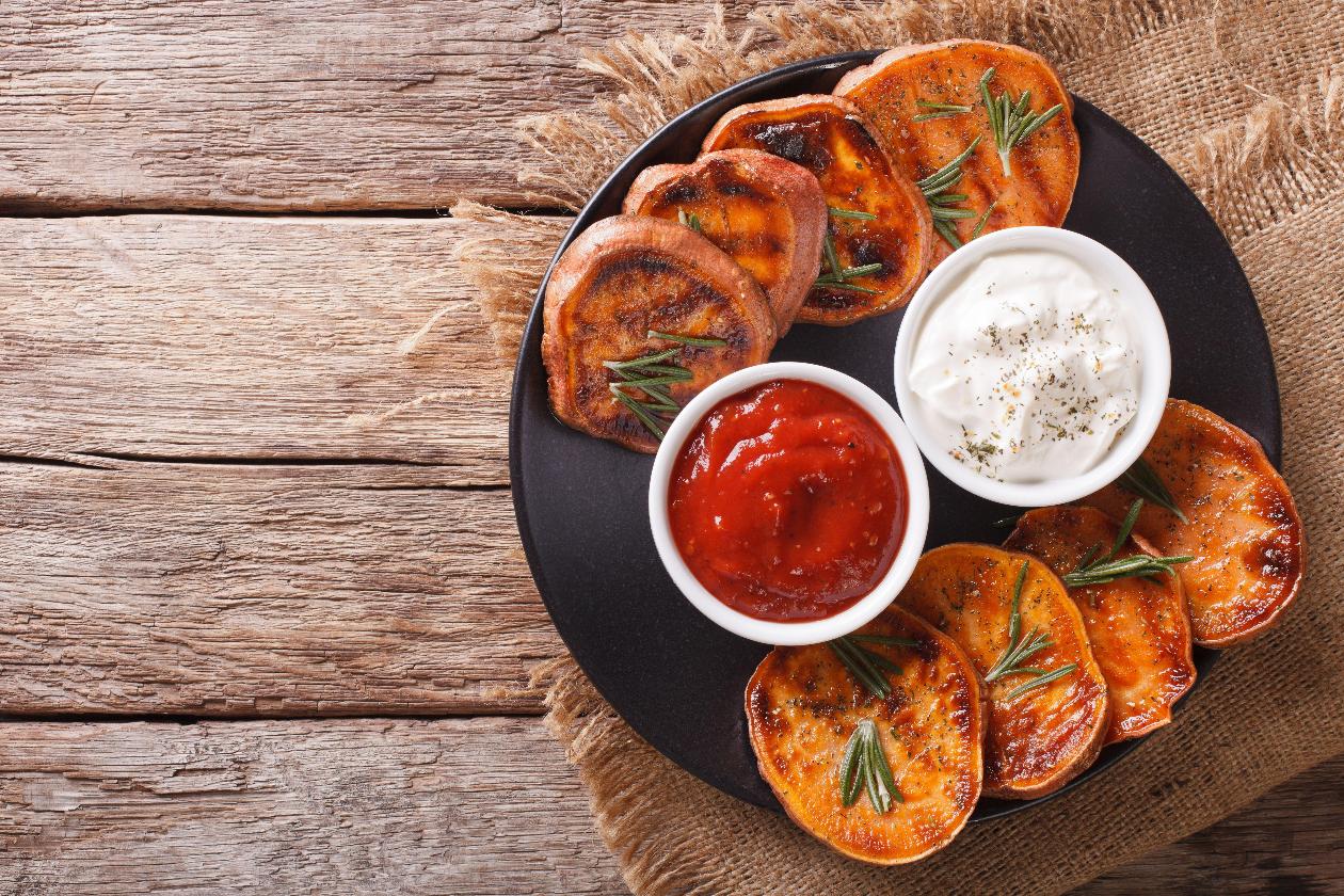 Izgara Tatlı Patates, Sarımsaklı Mayonez Dip ve Acı Sos ile Izgara Tatlı Patates, Sarımsaklı Mayonez Dip ve Acı Sos ile