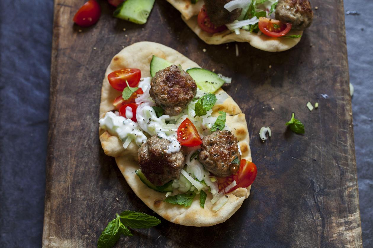 Köfte Ekmek, Yoğurt, Salatalık, Domates, Soğan ve Nane ile Köfte Ekmek, Yoğurt, Salatalık, Domates, Soğan ve Nane ile