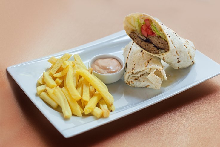 Köfteli Burrito Patates Kızartması İle Köfteli Burrito Patates Kızartması İle