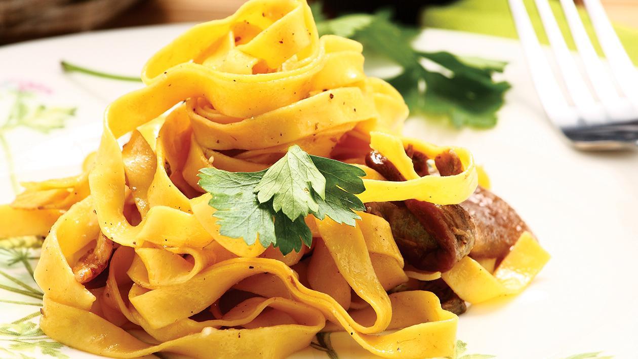 Köz Patlıcan Biber Soslu Etli Fettucine Köz Patlıcan Biber Soslu Etli Fettucine