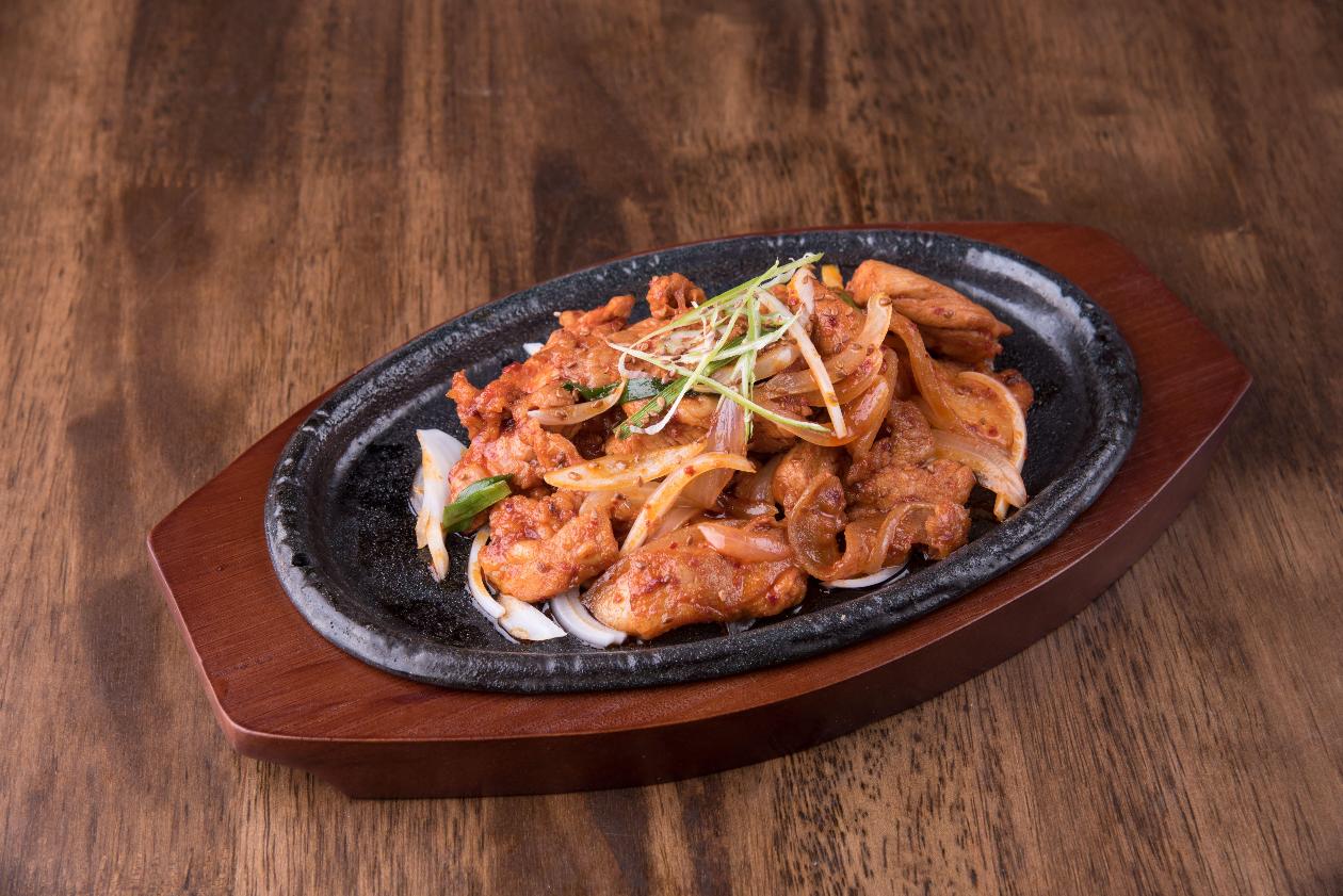 Kore Usulü BBQ "Bulgogi", Susam ve Yeşil Soğan İle Kore Usulü BBQ "Bulgogi", Susam ve Yeşil Soğan İle