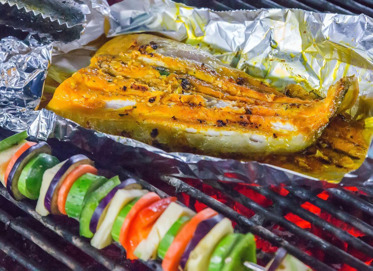 Mangalda Kuzu Kalem Pirzola, Ekşili Nohut Salatası ile Mangalda Kuzu Kalem Pirzola, Ekşili Nohut Salatası ile