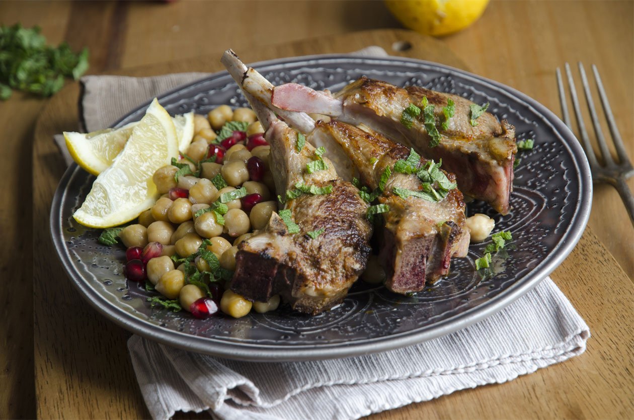 Mangalda Kuzu Kalem Pirzola, Ekşili Nohut Salatası ile Mangalda Kuzu Kalem Pirzola, Ekşili Nohut Salatası ile