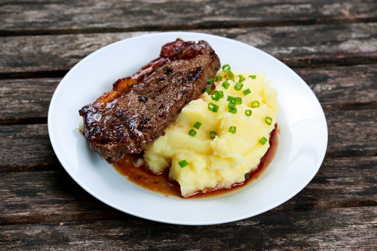 Pepper Steak Patates Püresi Eşliğinde Pepper Steak Patates Püresi Eşliğinde