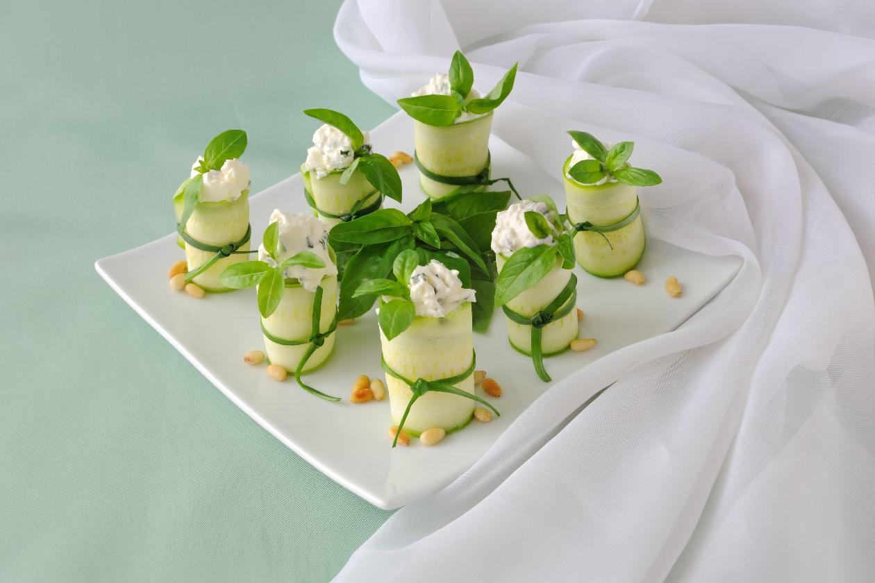 Ricotta Peyniri ile Doldurulmuş Kabak Ruloları, Fesleğen ve Çamfıstığı ile Ricotta Peyniri ile Doldurulmuş Kabak Ruloları, Fesleğen ve Çamfıstığı ile