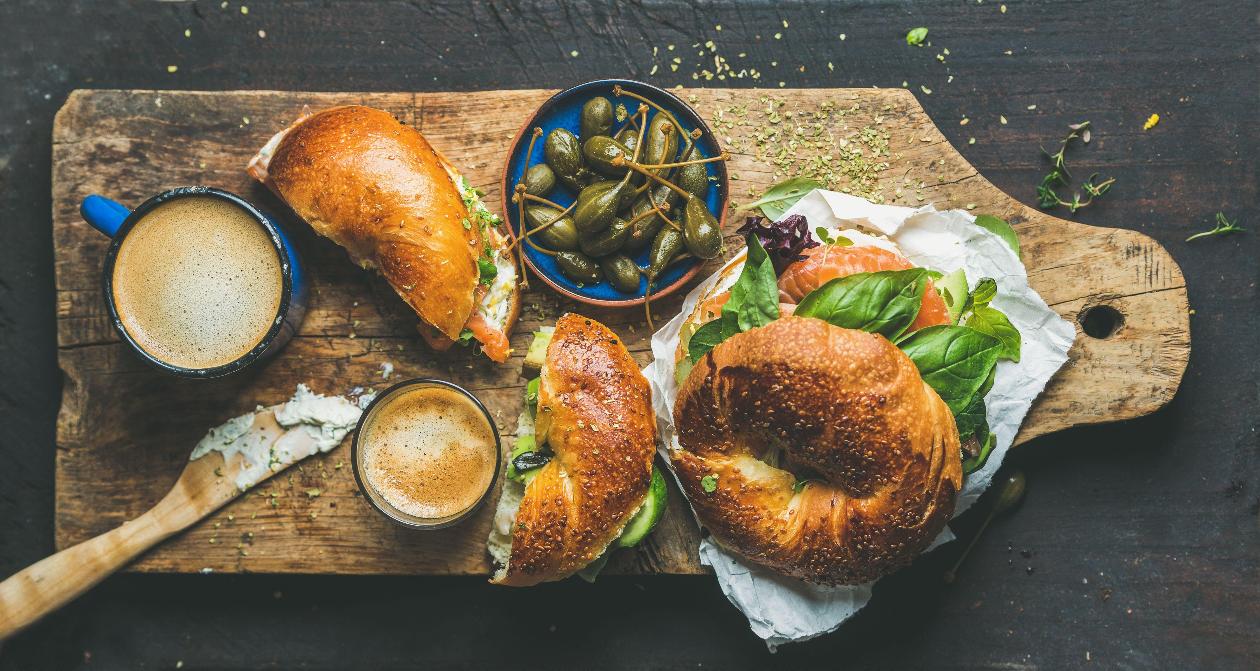 Somon Fümeli Bagel, Avakado, Labne Peyniri ve Fesleğen ile Somon Fümeli Bagel, Avakado, Labne Peyniri ve Fesleğen ile