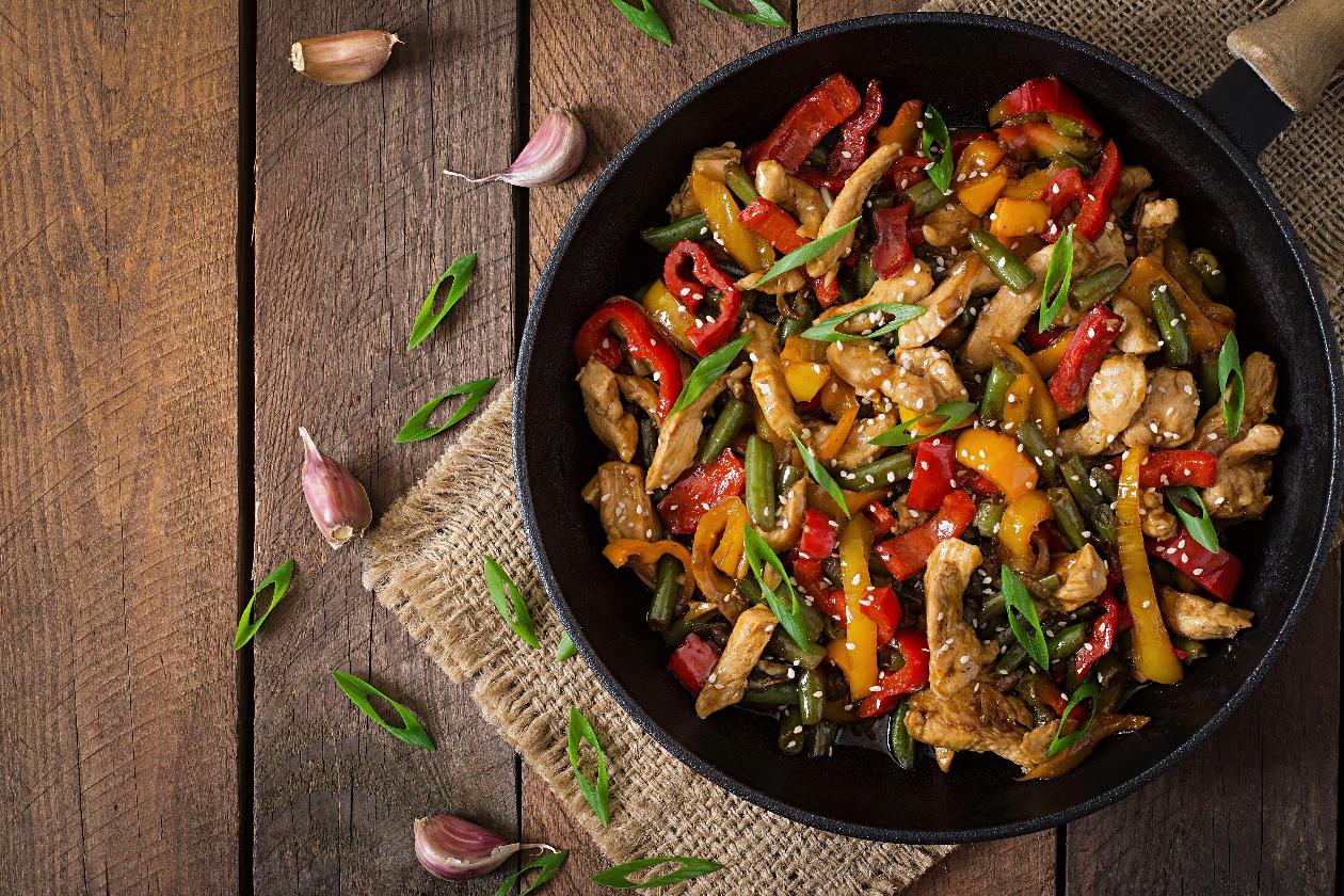 Stir Fry Tavuk, Tatlı Biberler ve Taze Fasulye ile Stir Fry Tavuk, Tatlı Biberler ve Taze Fasulye ile