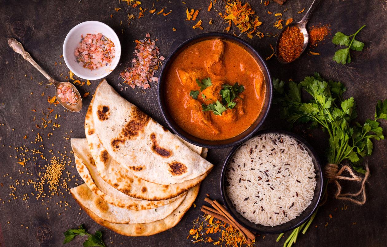 Tavuk "Tandoori", Nan Ekmeği ve Buharda Pişmiş Pirinç İle Tavuk "Tandoori", Nan Ekmeği ve Buharda Pişmiş Pirinç İle