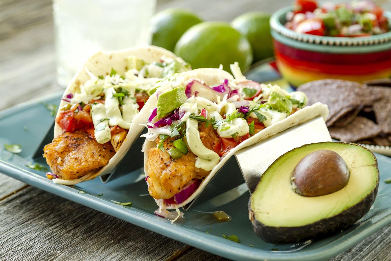 Taze Coleslaw Salatalı Balık Taco, Salsa, Misket Limonlu Ekşi Krema ve Avakado ile Taze Coleslaw Salatalı Balık Taco, Salsa, Misket Limonlu Ekşi Krema ve Avakado ile