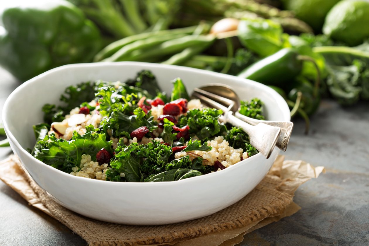 Taze Kale ve Kinoa Salatası, Kızılcık Kurusu ve Badem ile
