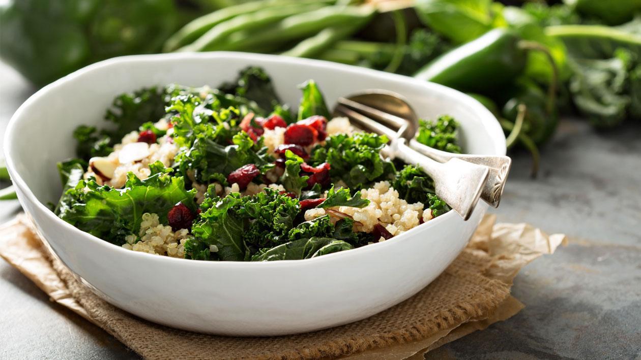 Taze Kale ve Kinoa Salatası, Kızılcık Kurusu ve Badem ile Taze Kale ve Kinoa Salatası, Kızılcık Kurusu ve Badem ile