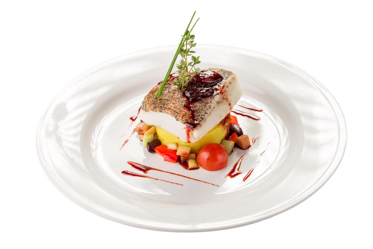 Tuzda Morina Balığı "Bacalao", Patates Püresi Üzerinde, Mevsim Sebzeleri ve Kara Üzüm Sosu İle Tuzda Morina Balığı "Bacalao", Patates Püresi Üzerinde, Mevsim Sebzeleri ve Kara Üzüm Sosu İle