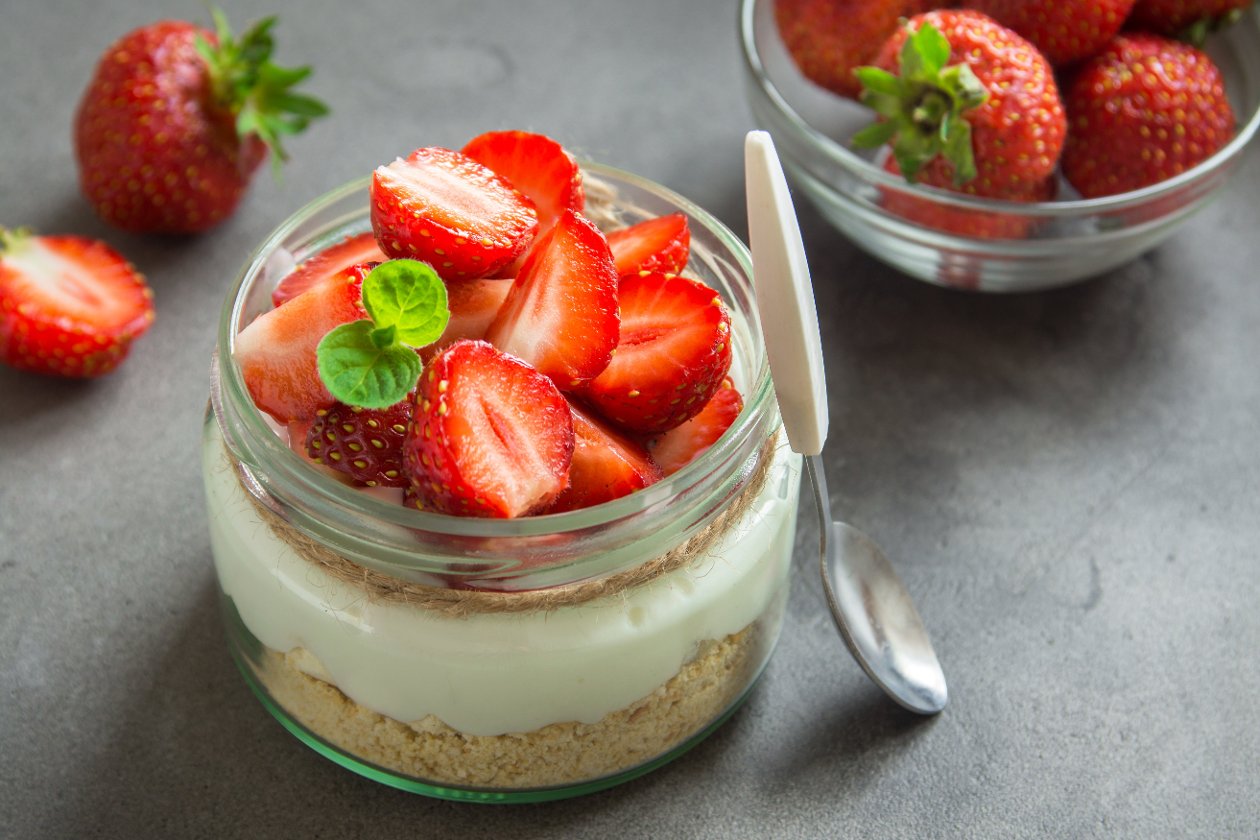 Vanilla Cheese Cake Mus Çilek ve Bisküvi Kırıkları ile Vanilla Cheese Cake Mus Çilek ve Bisküvi Kırıkları ile