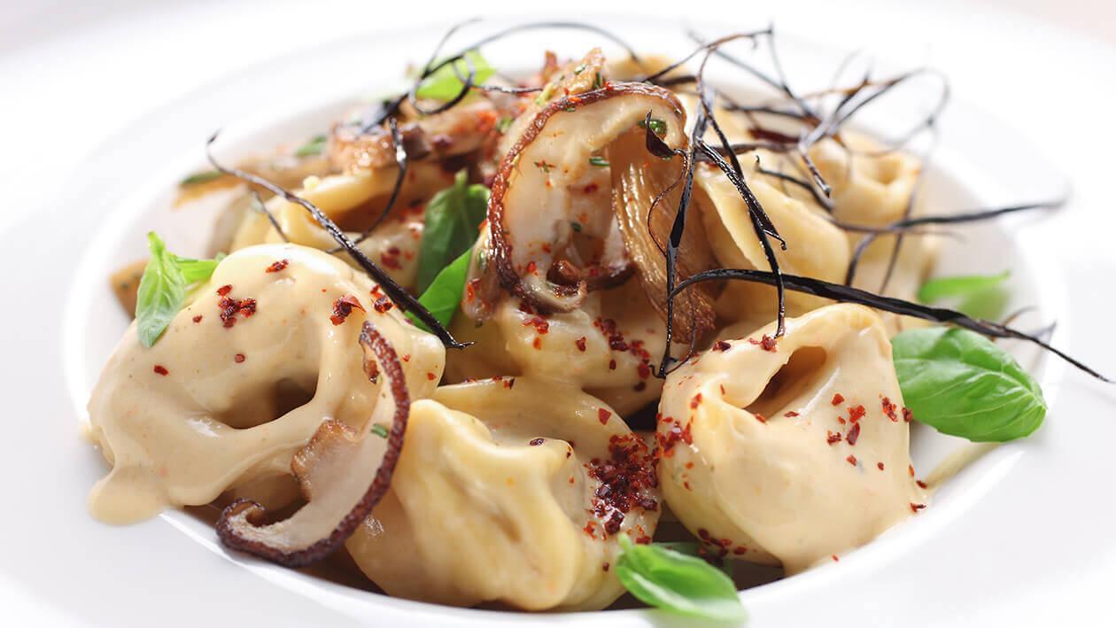 Yabani Mantar Dolgulu ve Patlıcan Soslu Tortellini Yabani Mantar Dolgulu ve Patlıcan Soslu Tortellini