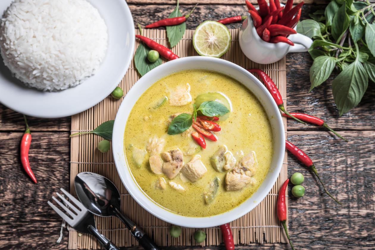 Yeşil Tavuk "Curry", Buharda Pişmiş Pirinç ve Misket Limonu İle Yeşil Tavuk "Curry", Buharda Pişmiş Pirinç ve Misket Limonu İle