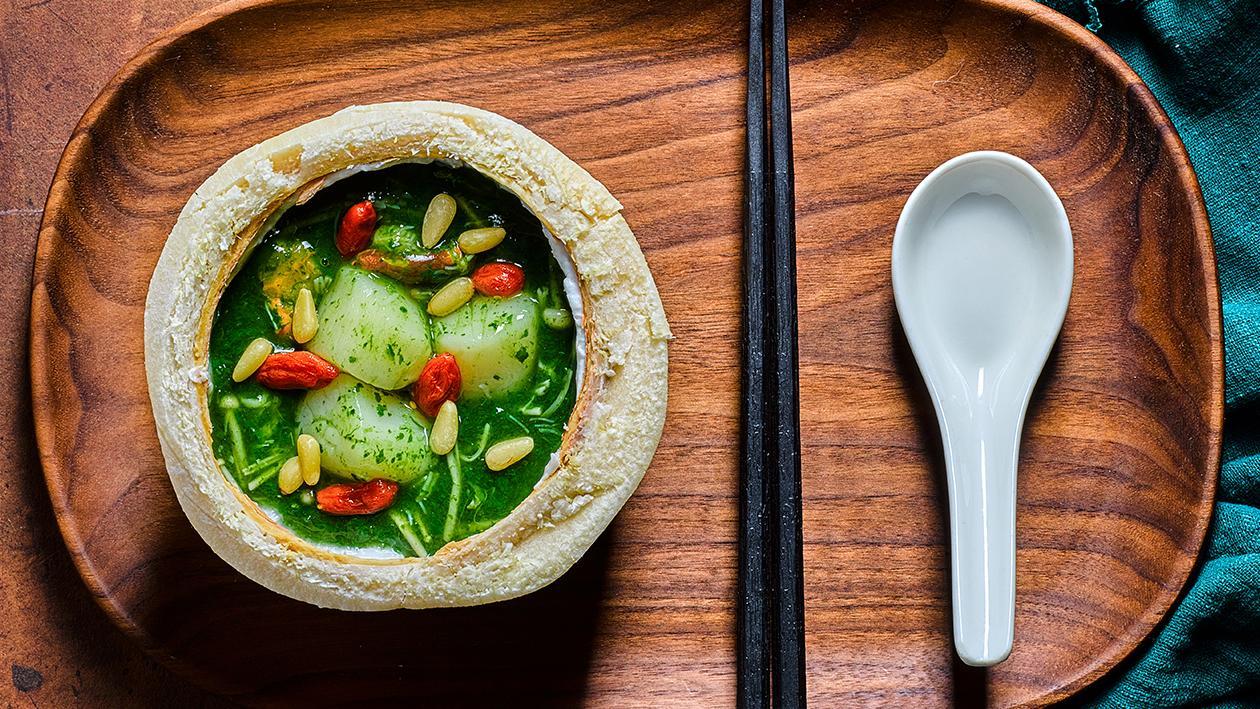 椰盅海鲜菠菜汤 椰盅海鲜菠菜汤