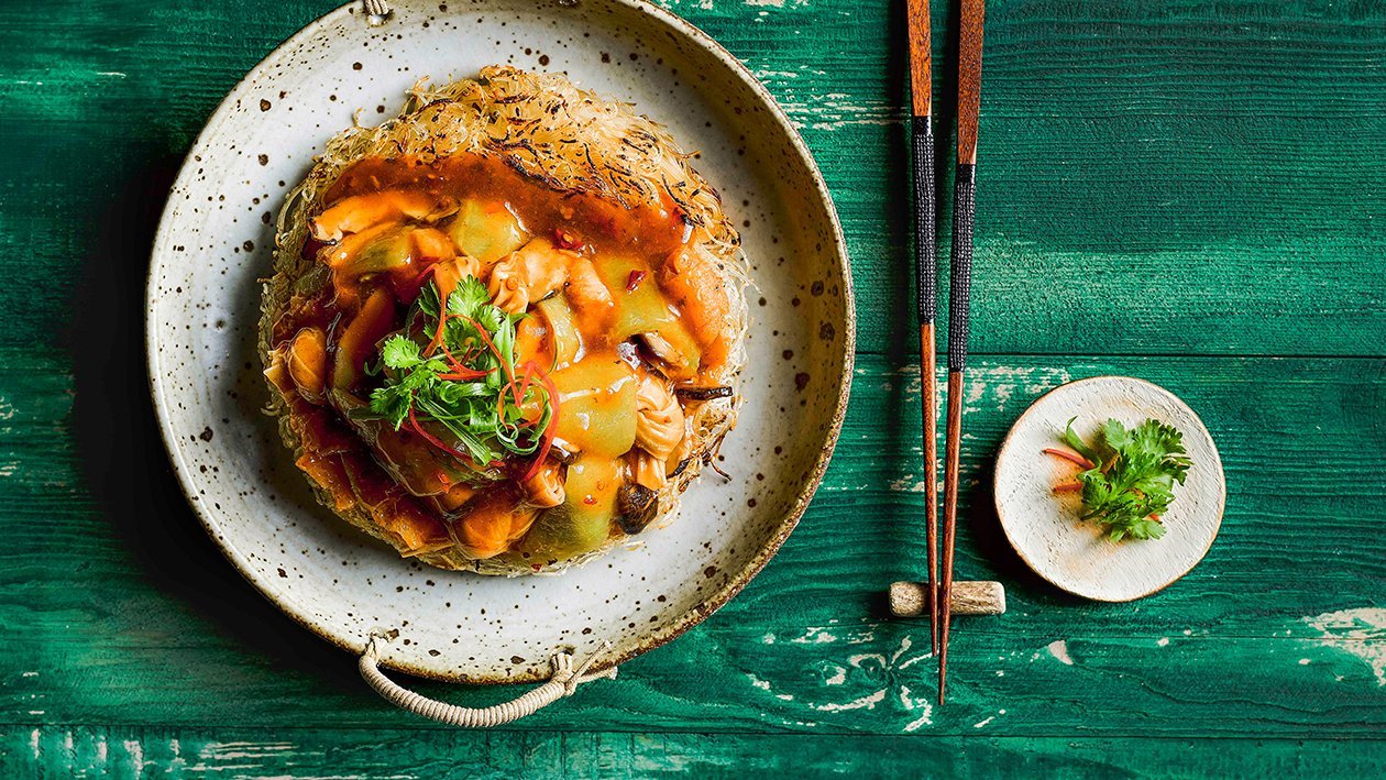 米粉煎饼配丝瓜、腐竹、竹笙和香菇 米粉煎饼配丝瓜、腐竹、竹笙和香菇